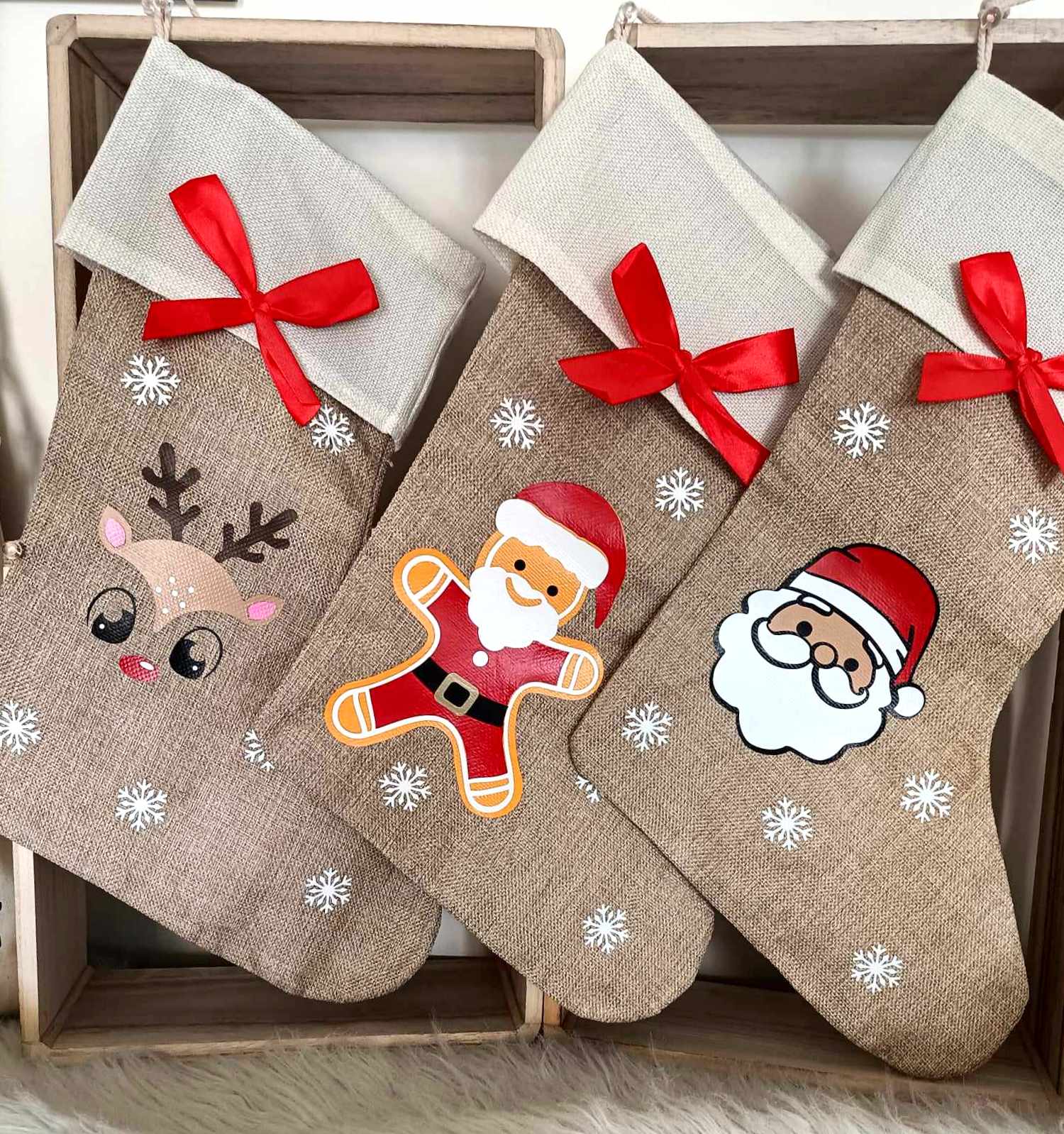 Faites entrer la magie de Noël  dans votre foyer avec ces chaussettes personnalisées.  Les chaussettes de Noël sont fabriquées en coton et lin, solides et durables, ces chaussettes de Noël seront un merveilleux souvenir pour Noël